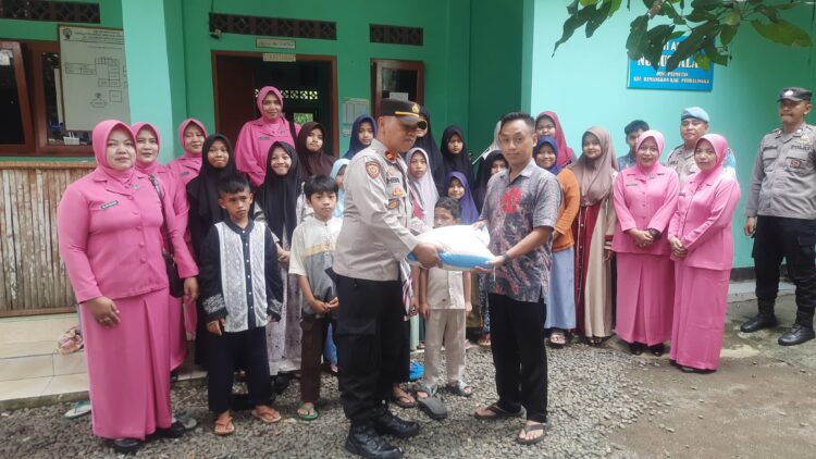 Peringati Hari Ibu, Polsek Kemangkon dan Bhayangkari Gelar Baksos di Panti Asuhan