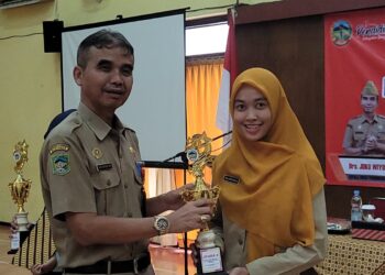 Dindik Banyumas Berikan Penghargaan Untuk Guru dan Siswa Berprestasi