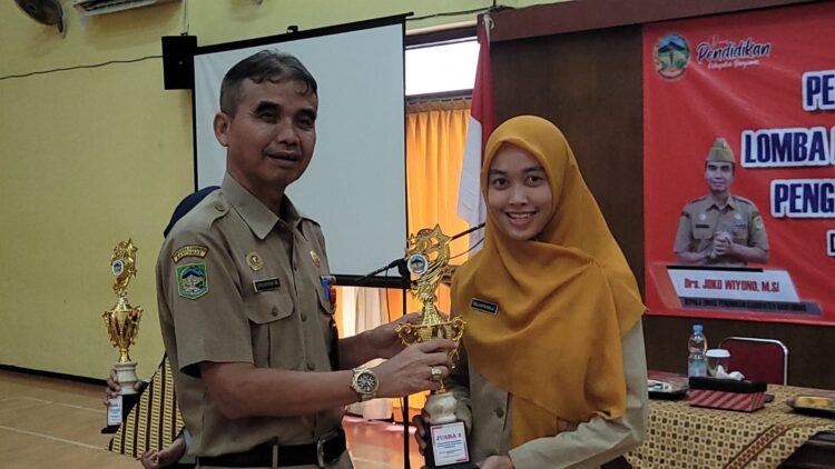 Dindik Banyumas Berikan Penghargaan Untuk Guru dan Siswa Berprestasi