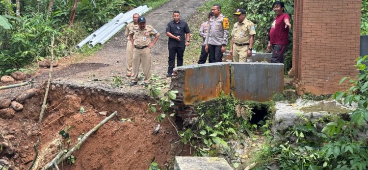 Kapolres Purbalingga Cek Lokasi Bencana dan Salurkan Bantuan Sosial