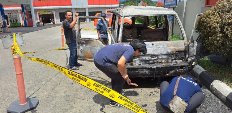 Sebuah Mobil Terbakar di Area SPBU Bobotsari