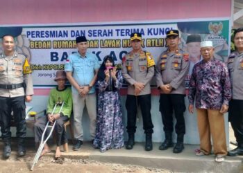 Kapolres Solok Resmikan dan Serahkan Kunci Rumah kepada Bapak Acin dan Istri