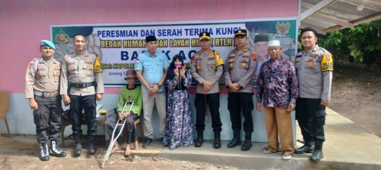 Kapolres Solok Resmikan dan Serahkan Kunci Rumah kepada Bapak Acin dan Istri