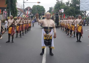 Ikuti Pawai Budaya, Polres Purbalingga Bersinergi dengan TNI Tampilkan Pertunjukan Menarik