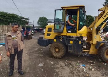 Pj.Bupati Subang Kang Ade Meninjau TPS Pujasera Pastikan Penanganan Sampah Lebih Optimal
