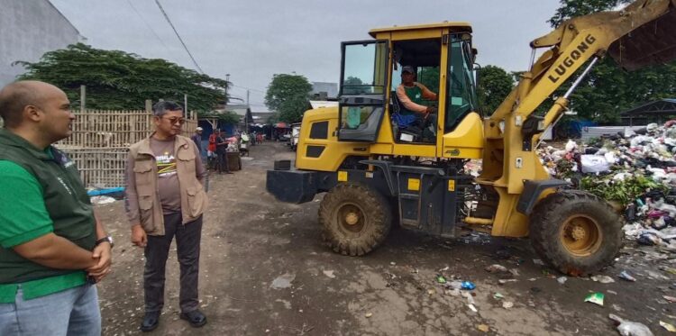 Pj.Bupati Subang Kang Ade Meninjau TPS Pujasera Pastikan Penanganan Sampah Lebih Optimal