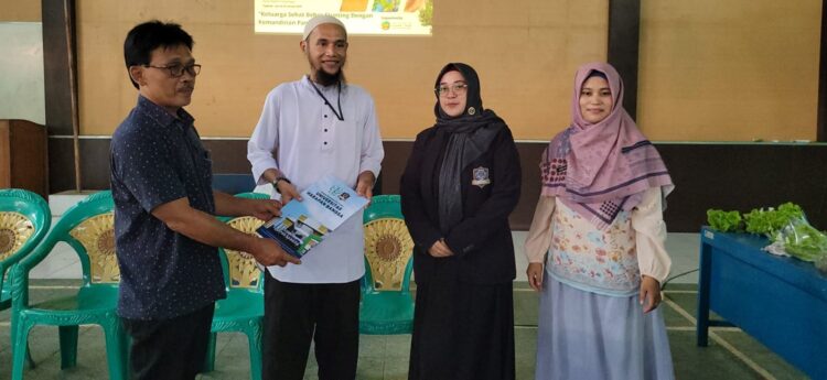 Mahasiswa KKN Universitas Harapan Bangsa Purwokerto Gelar Pelatihan Budidaya Sayuran Hidroponik di Desa Pageraji