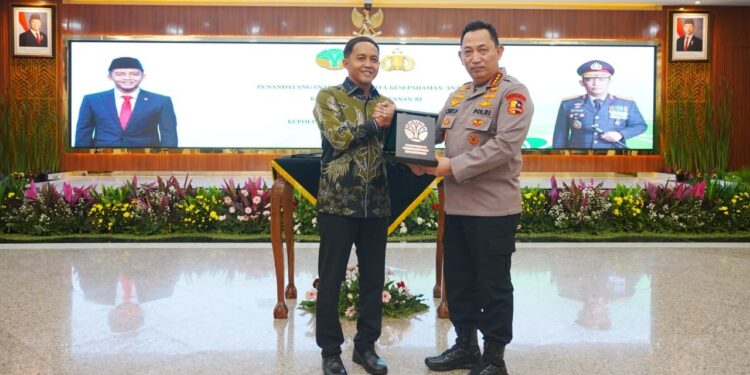 Polri-Kemenhut Tandatangani MoU, Komitmen Jaga Hutan Indonesia dengan Penegakan Hukum