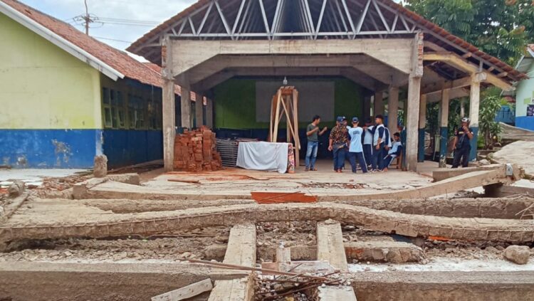 Ruang kelas SMPN 1 Dawuan Ambruk Akibat Tanah Tidak Labil