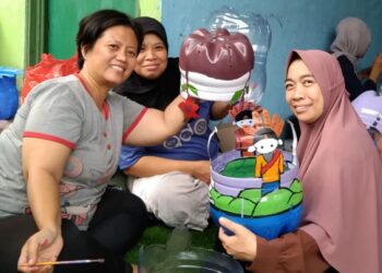 Pembuatan Pot Tamanan Dari Galon Bekas, Kelompok Dasawisma RW 05 Kelurahan Jatinegara Kaum Kecamatan Pulogadung Jakarta Timur