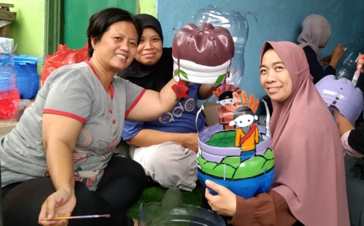 Pembuatan Pot Tamanan Dari Galon Bekas, Kelompok Dasawisma RW 05 Kelurahan Jatinegara Kaum Kecamatan Pulogadung Jakarta Timur