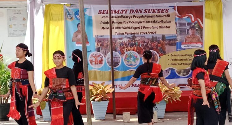 Pesta Panen Raya P5 SMA Negeri 3 Pematangsiantar, Mengambil Tema Integrasi Kearifan Lokal Dengan Gaya Hidup  Berkelanjutan Dalam Pendidikan