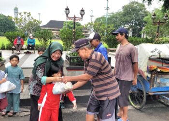Anak-anak Genus Purwokerto Bagikan Puluhan Sembako