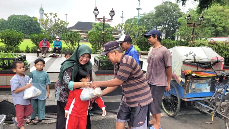 Anak-anak Genus Purwokerto Bagikan Puluhan Sembako