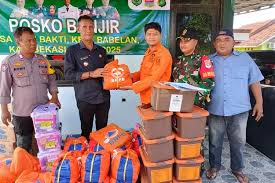 Kepala Badan Penanggulangan Bencana Daerah (BPBD) Kabupaten Bekasi Berikan Bantuan Kepada Warga Terendam Banjir di Desa Buni Bakti