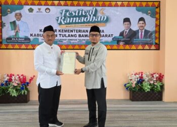 Kepala Kantor BPN/ATR Kabupaten Tulang Bawang Barat Serahkan Sertifkat Tanah Wakaf Untuk Masjid