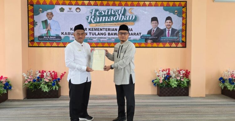 Kepala Kantor BPN/ATR Kabupaten Tulang Bawang Barat Serahkan Sertifkat Tanah Wakaf Untuk Masjid