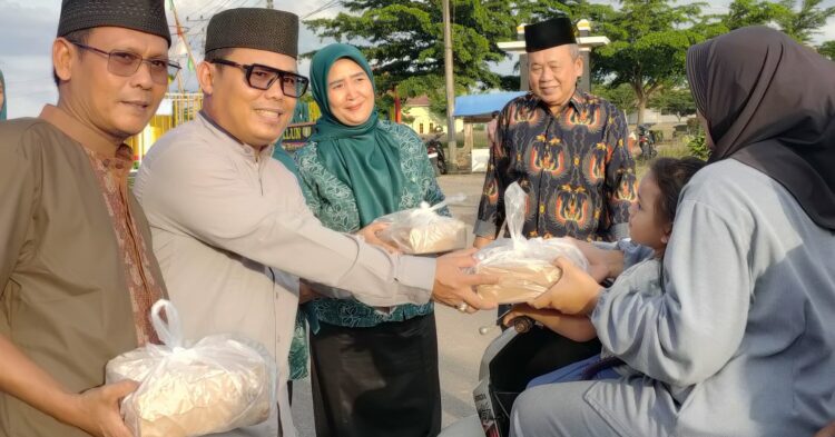 Pimpinan Kecamatan Banjar Margo  Beserta Kampung Catur Karya Buana Jaya Bagi -bagi Taqjil ke Masyarakat