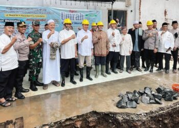 Bupati Banyumas Sadewo Lakukan Peletakan Batu Pertama Gedung Majelis Tahfidzul Quran Baitussalam