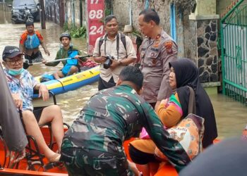 TNI-Polri Bantu Evakuasi Korban Banjir 1,5 Meter yang Mau Cuci Darah