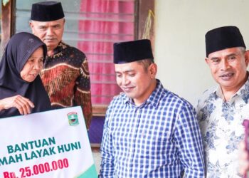 Bupati Solok Serahkan Bantuan Bedah Rumah Kepada Warga Dibalai Kubang Jorong Tabek Fala Talang