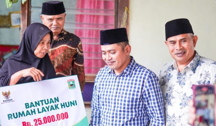 Bupati Solok Serahkan Bantuan Bedah Rumah Kepada Warga Dibalai Kubang Jorong Tabek Fala Talang