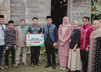 Bupati Solok Serahkan Bantuan Bedah Rumah Kepada Egi Noffembra