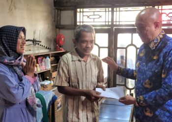 Bupati Banyumas Serahkan Bantuan Pada Penderes Yang Jatuh