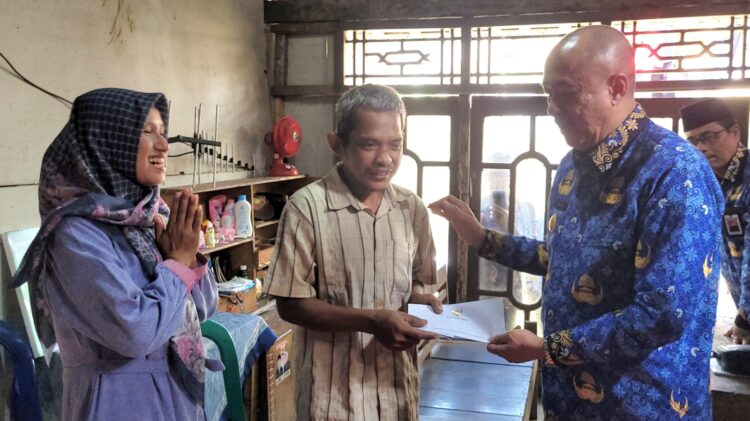 Bupati Banyumas Serahkan Bantuan Pada Penderes Yang Jatuh