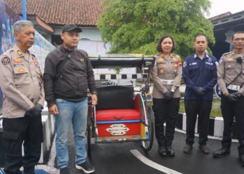 Kapolres Purbalingga Serahkan Bantuan Becak untuk Pengayuh Becak Tertabrak Balap Liar