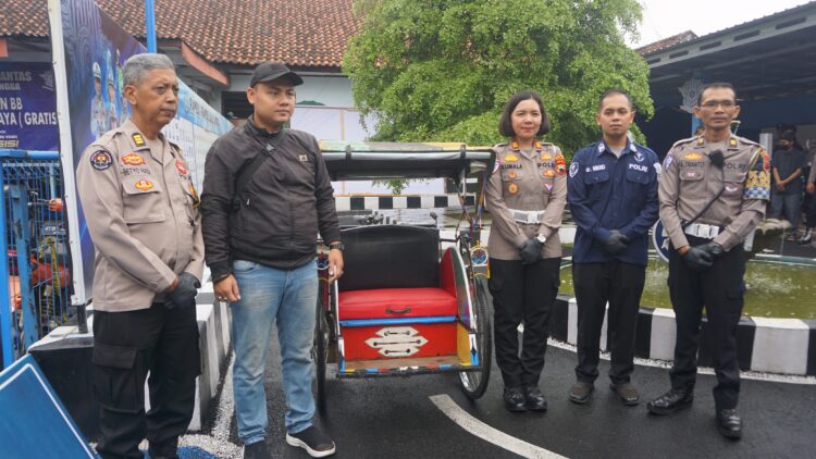 Kapolres Purbalingga Serahkan Bantuan Becak untuk Pengayuh Becak Tertabrak Balap Liar