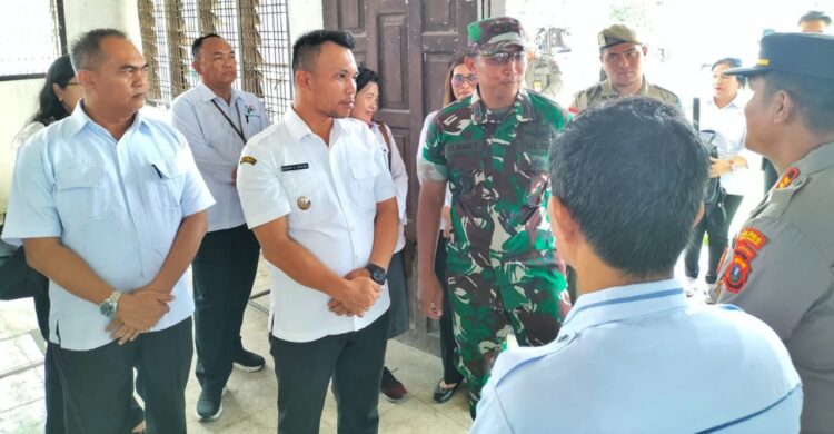 Tinjau Gedung Wisma Karya Serbelawan, Wabup Simalungun Intruksikan Camat Dolok Batu Nanggar Lakukan Pembersihan dan Pembenahan