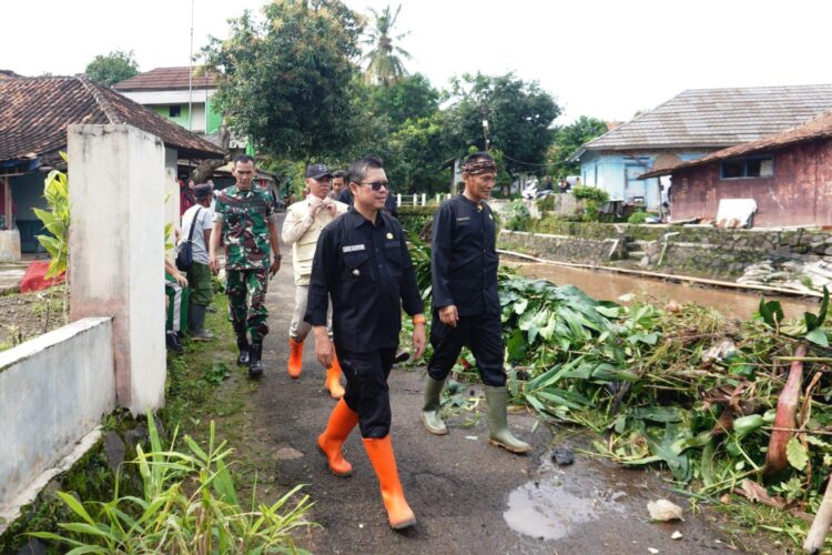 Wabup Subang Tinjau Normalisasi Irigasi Di Wil Kec Dawuan