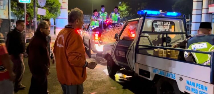 Patroli Grebek Sahur, Satlantas Polres Purbalingga Bangunkan Warga dan Berbagi Makan Sahur