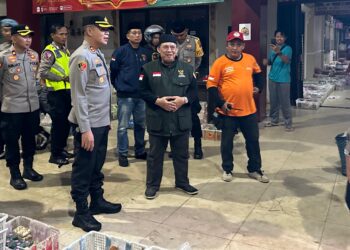 Kapolres Purbalingga Berbagi Makanan Sahur untuk Masyarakat di Rumah Sakit Hingga Pasar