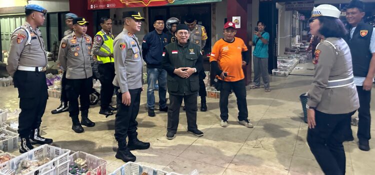 Kapolres Purbalingga Berbagi Makanan Sahur untuk Masyarakat di Rumah Sakit Hingga Pasar