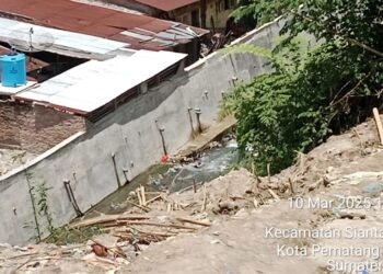 Proyek Perkuatan Tebing Sungai Jalan Bah Tongguran Kelurahan Sigulang-gulang Kec.Siantar Utara Yang Roboh, Tampak ada “Pembiaran” Oleh Kontraktor CV. Samsam