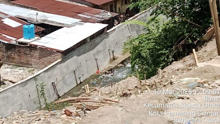 Proyek Perkuatan Tebing Sungai Jalan Bah Tongguran Kelurahan Sigulang-gulang Kec.Siantar Utara Yang Roboh, Tampak ada “Pembiaran” Oleh Kontraktor CV. Samsam