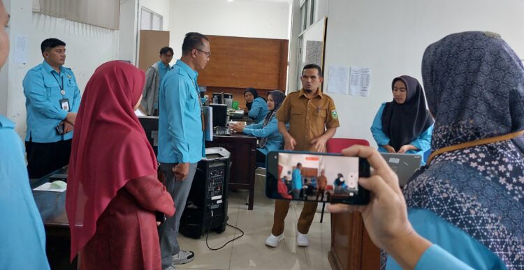 Wakil Bupati Solok H. Candra Lakukan Sidak ke Disduk Capil Untuk Pastikan Pelayanan Prima ke Masyarakat