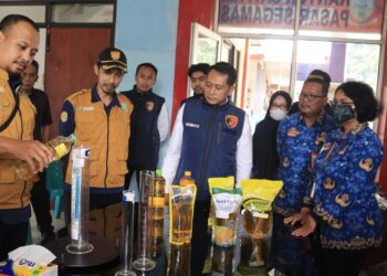 Polres Purbalingga Sidak Minyak Goreng di Pasar, Ditemukan Produk Tidak Sesuai Takaran