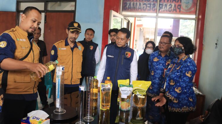 Polres Purbalingga Sidak Minyak Goreng di Pasar, Ditemukan Produk Tidak Sesuai Takaran
