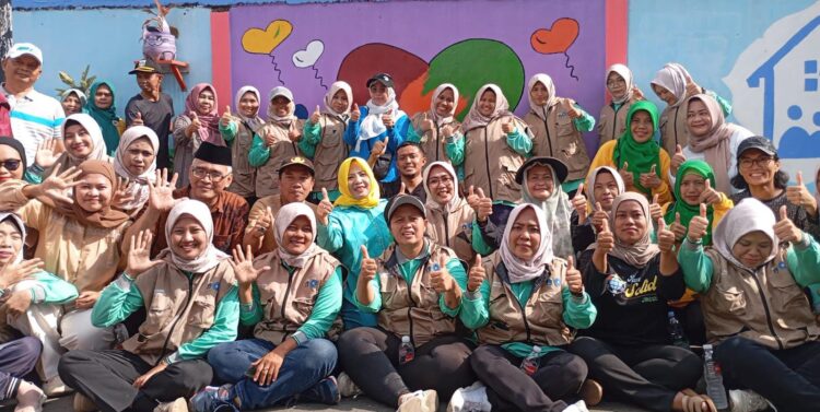 Lurah Henrica Meresmikan Taman Dasawisma RW 05 Terletak Jalan Arus Jati Kelurahan Jatinegara Kaum Kecamatan Pulogadung Jakarta Timur
