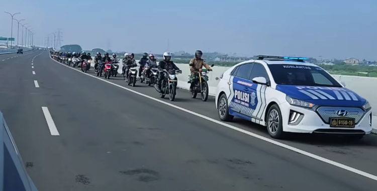 Banjir Besar di Bekasi, Polri Kawal dan Ijinkan Pengendara Motor Melintas di Jalan Tol Mendapat Apresiasi dari Masyarakat Luas