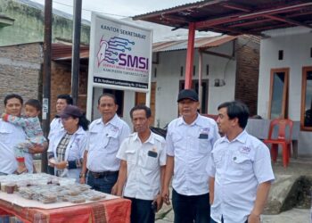 Jelang Idul Fitri, SMSI Taput berbagi Takjil Gratis Kepada Umat Muslim