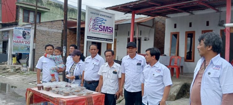 Jelang Idul Fitri, SMSI Taput berbagi Takjil Gratis Kepada Umat Muslim