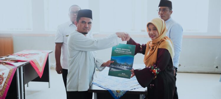 Wakil Bupati Solok Hadiri Serah Terima Jabatan Direktur RSUD Arosuka serta Serahkan Mandat Direktur RSUD ke Pejabat Baru
