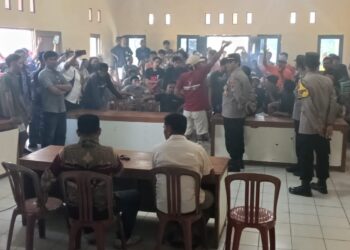 Polsek Mrebet Amankan Aksi Unjuk Rasa Warga Desa Kradenan