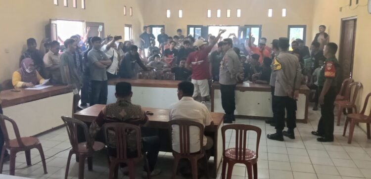 Polsek Mrebet Amankan Aksi Unjuk Rasa Warga Desa Kradenan