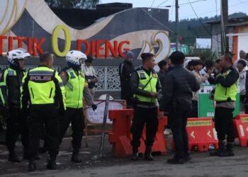 Puncak Wisata Dieng Dipadati Pengunjung, Polisi Berlakukan Buka Tutup Jalur