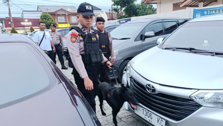 Unit K9 Polres Purbalingga Sterilisasi Tiga Gereja Besar Pastikan Keamanan Ibadah